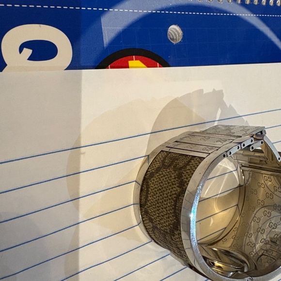 Gucci Women’s Hand Watch Sliver Color - Picture 6 of 7